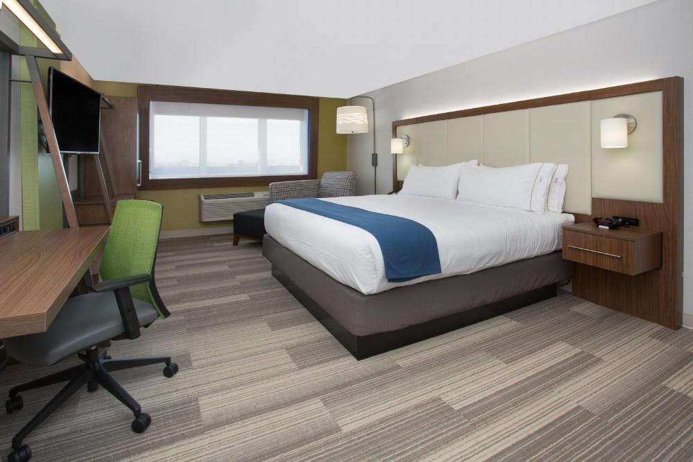 Standard King Room with Accessible Tub - Mobility Access interior